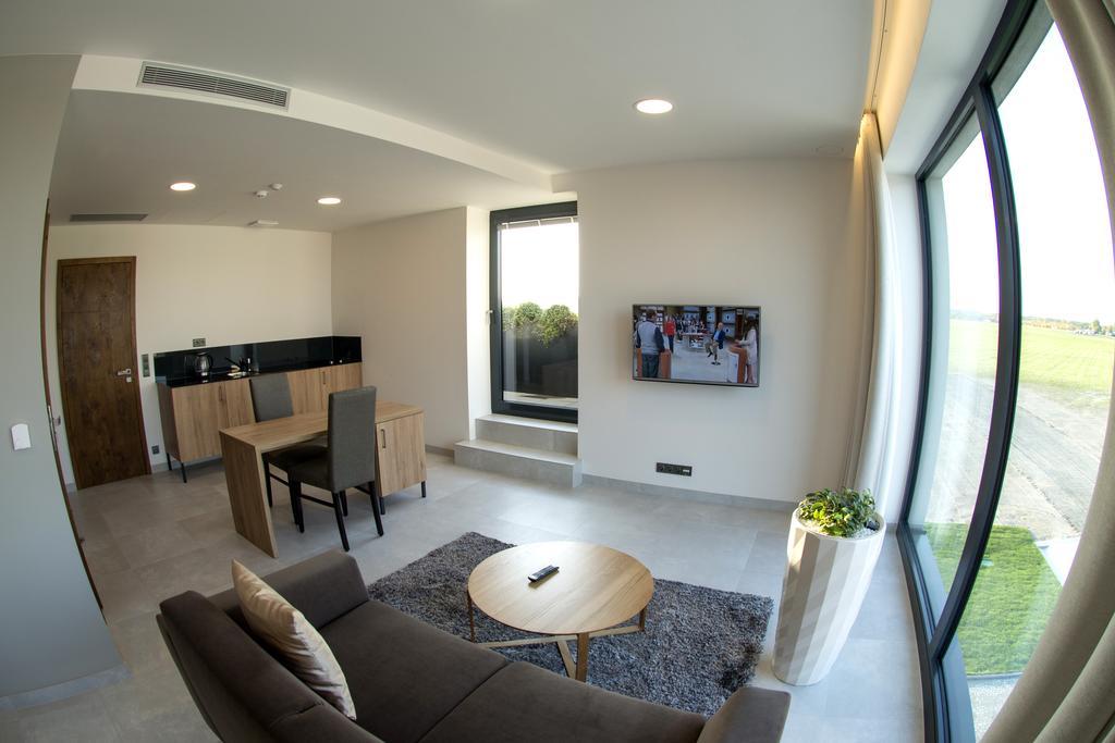 Mg Restaurace/Luxury Apartments 马达伯乐斯拉夫 外观 照片
